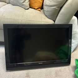 32” LCD HDTV + Roku Express