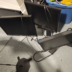 4 Monitors And 1 Computer Chair