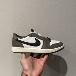 Jordan 1 Low Medium Olive Size 9 (NEW)