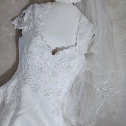 BEAUTIFUL WEDDING GOWN/VEIL/SLIP + KEEPSAKE WINDOW BOX 