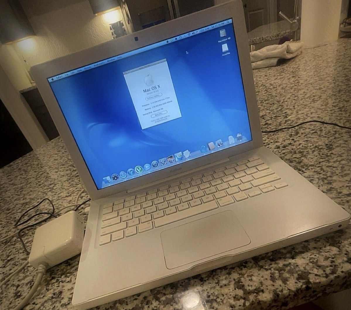 Apple MacBook OS X(10.5.8) in Classic White