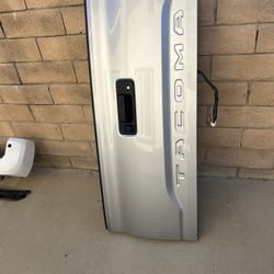 2017. Toyota Tacoma.   Tail Gate