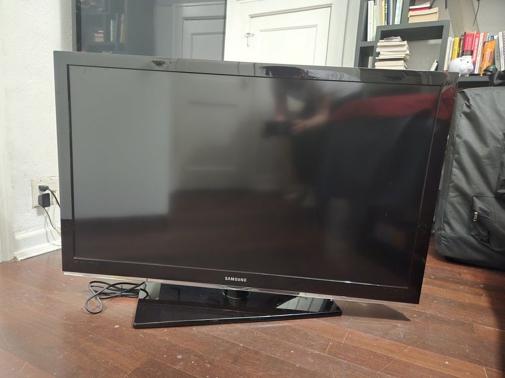 📺 Samsung 46” LCD TV – Model LN46C530F1F
