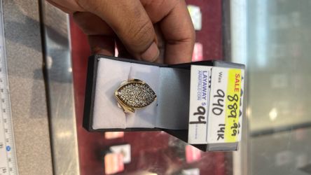Gold diamond cluster ring