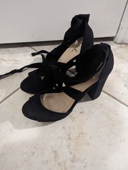 Lulu's suede heels in black