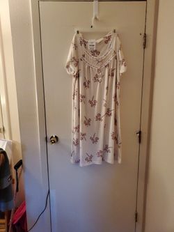 Ladies Night Gown Size 1x. New