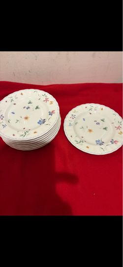 Mikasa Maxima Sorrento 8 plates, 8” in diameter in CAJ 09 Floral