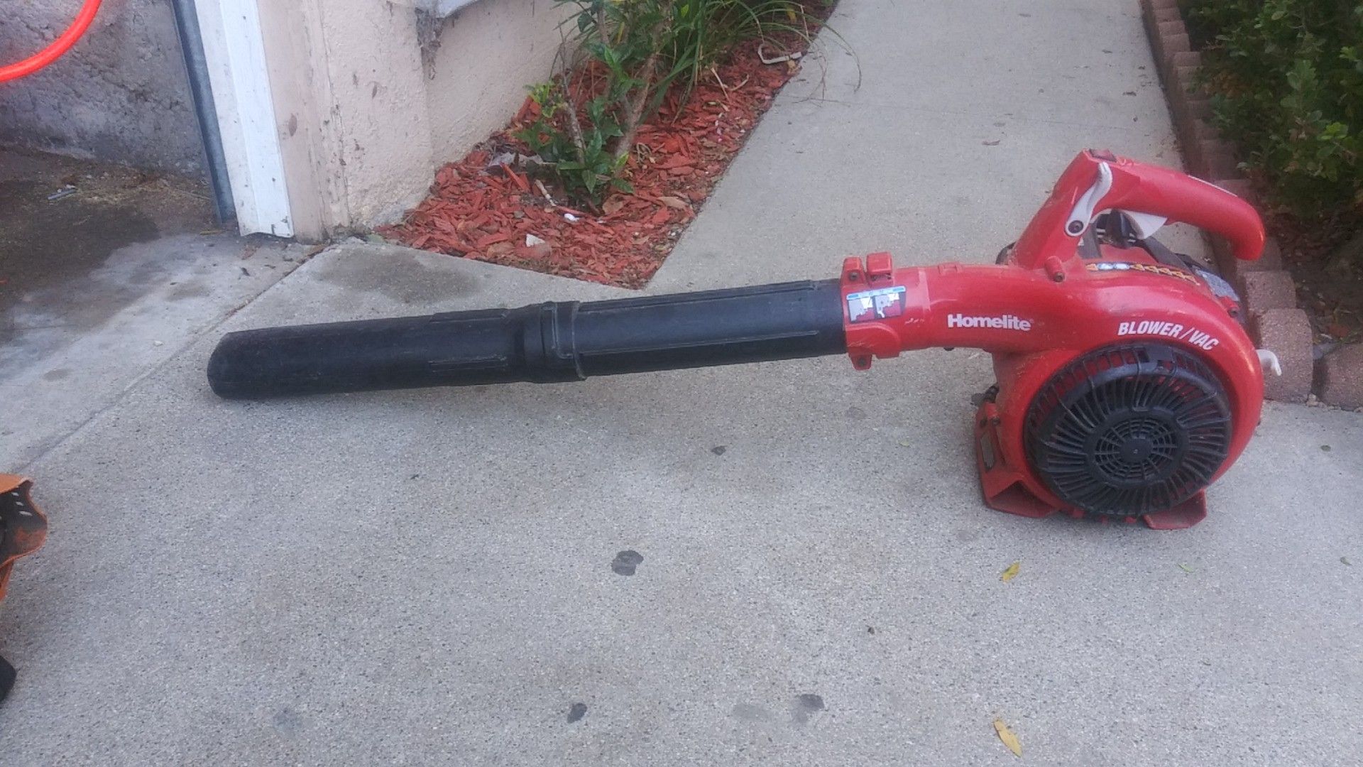 Gas powered leaf blower