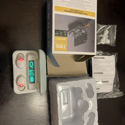 TRUE WIRELESS EARBUDS WITH POWER BANK