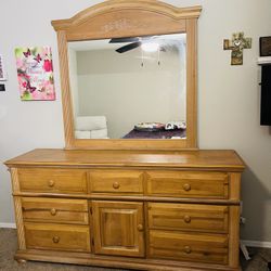 Dresser With Mirror 