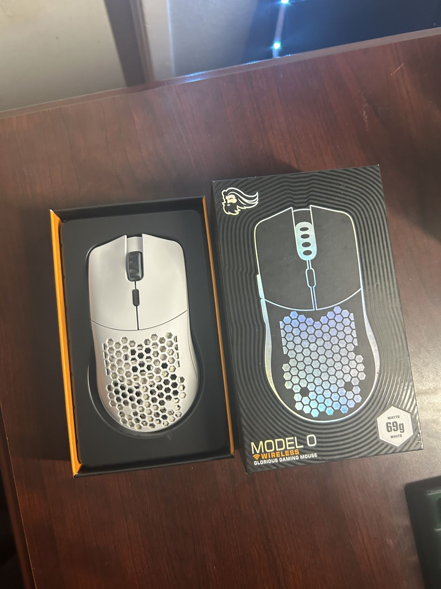 Glorious Model O Wireless Honey Comb