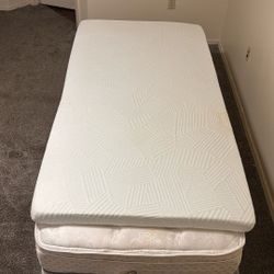 Mattress, Box Spring And Topper W Sheets 