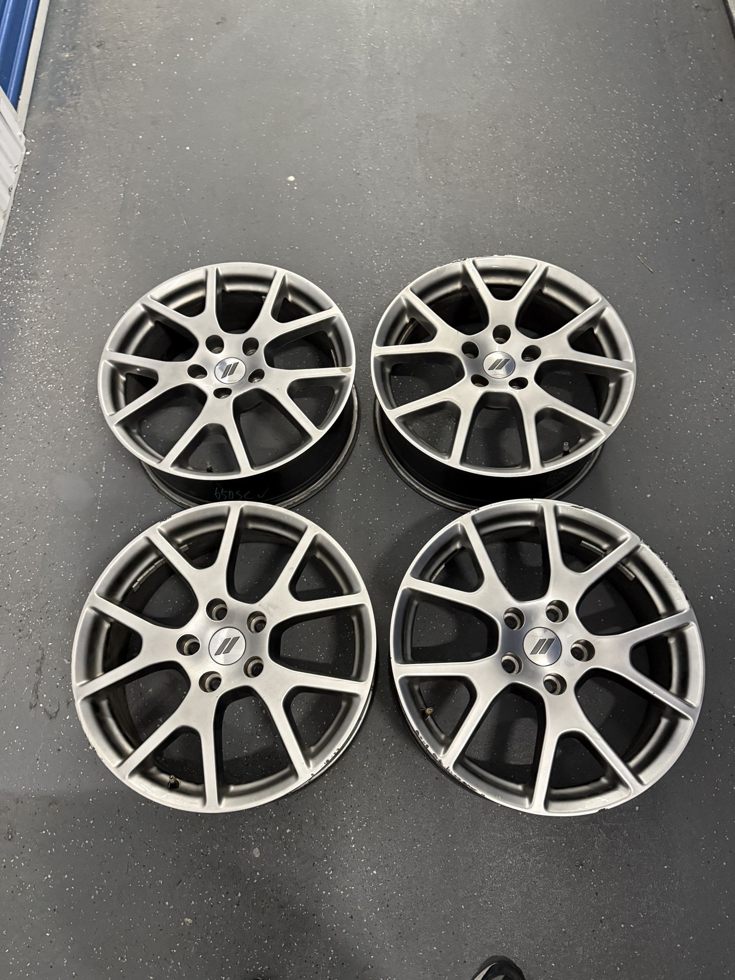 Dodge Journey models from 2011-2019 19-inch OEM (Original Equipment Manufacturer) Alloy Rim wheel