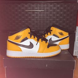 VNDS Jordan 1 Mid Taxi 