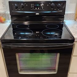 Black Whirlpool 30-inch Electric Glass Top Stove 