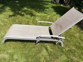 Patio full length folding lounge chair