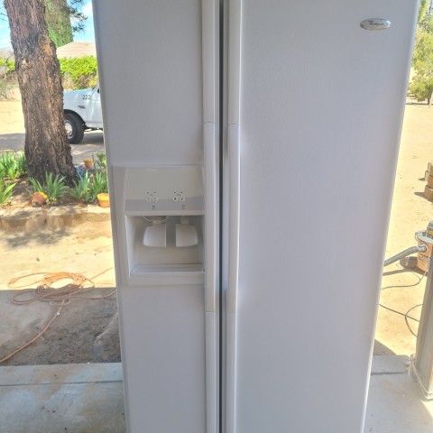 WHIRLPOOL 2 DOOR WHITE REFRIGERATOR (FRIDGE) WATER AND ICE AVAILABLE 