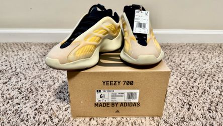 Yeezy 700 V3 'Mono Safflower' 6.5