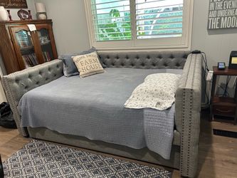 Full size grey day bed