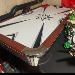 Working air hockey table
