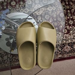 📍Adidas Yeezy SlideResin 

BRAND NEW WITHOUT BOX !!!📍