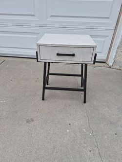 Little end table  Asking  $8