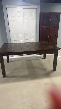 Dining table hold 6 chairs used