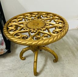 Vintage Hollywood Regency Style Gilt Carved Round Side Table ( missing glass top )