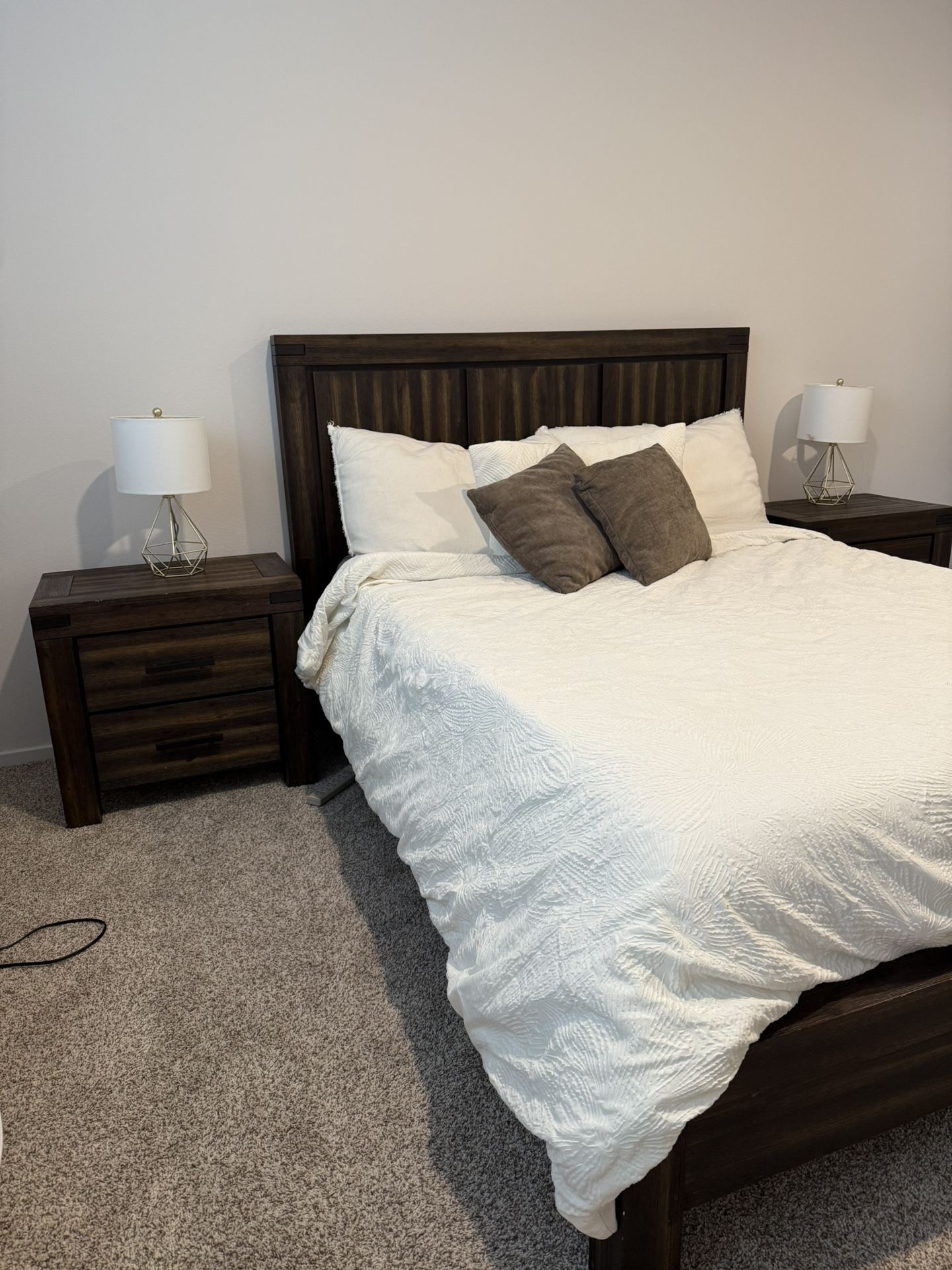 Queen Bedroom Set – Wood Bed with Headboard + 2 Nightstands