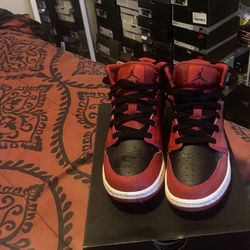 Air Jordan 1 (grade school) Size 4