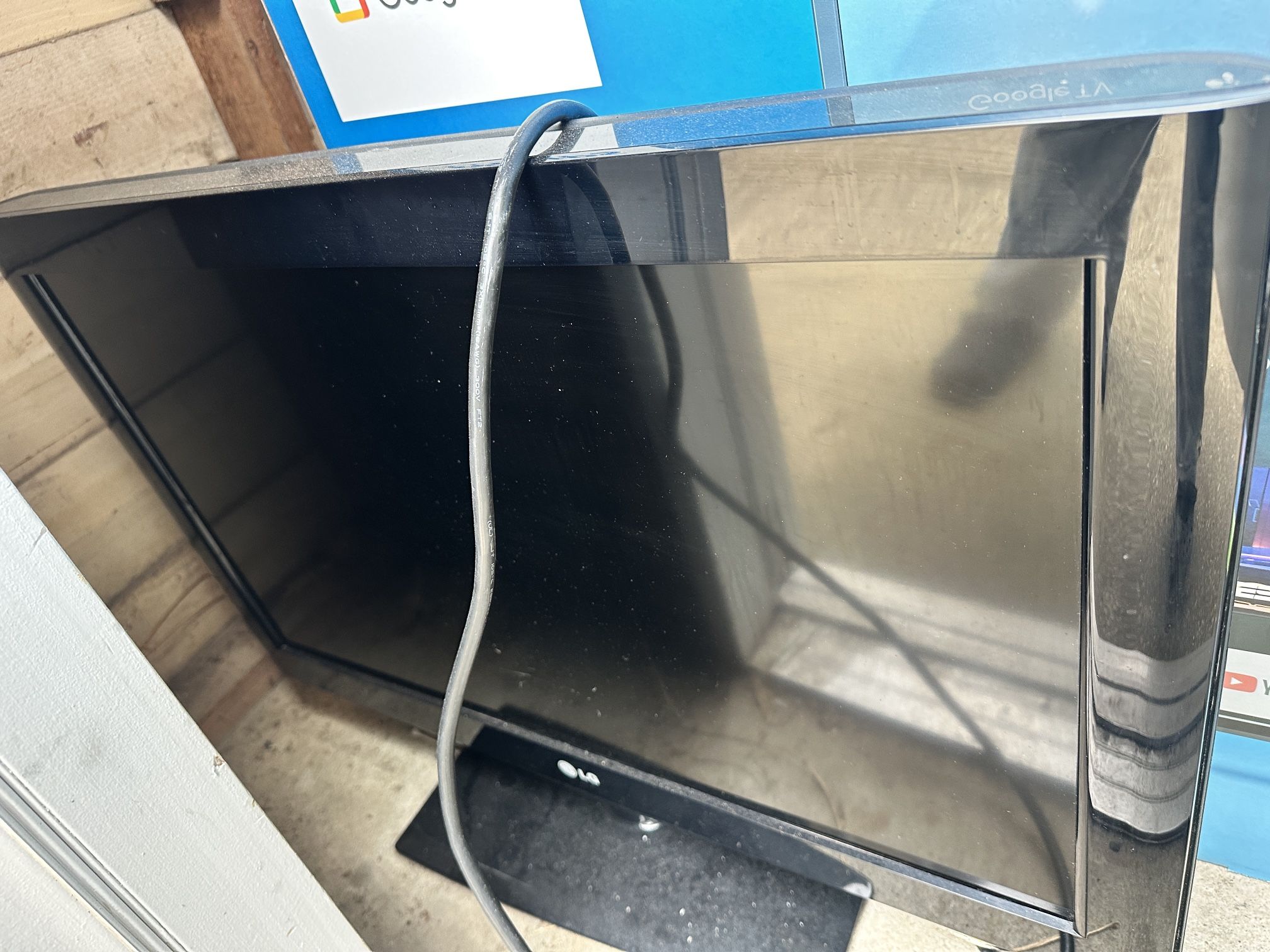 32’inch flatscreen TV