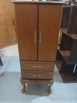 Standing jewelry box