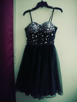 Lindo vestido de alta costura, juvenil y elegante