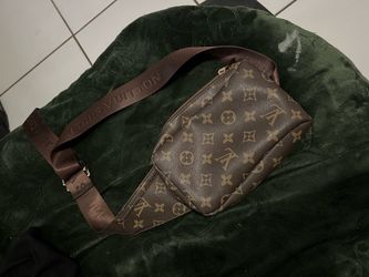 Men’s Cross Body Small Bag $100 FIRM NO TRADES