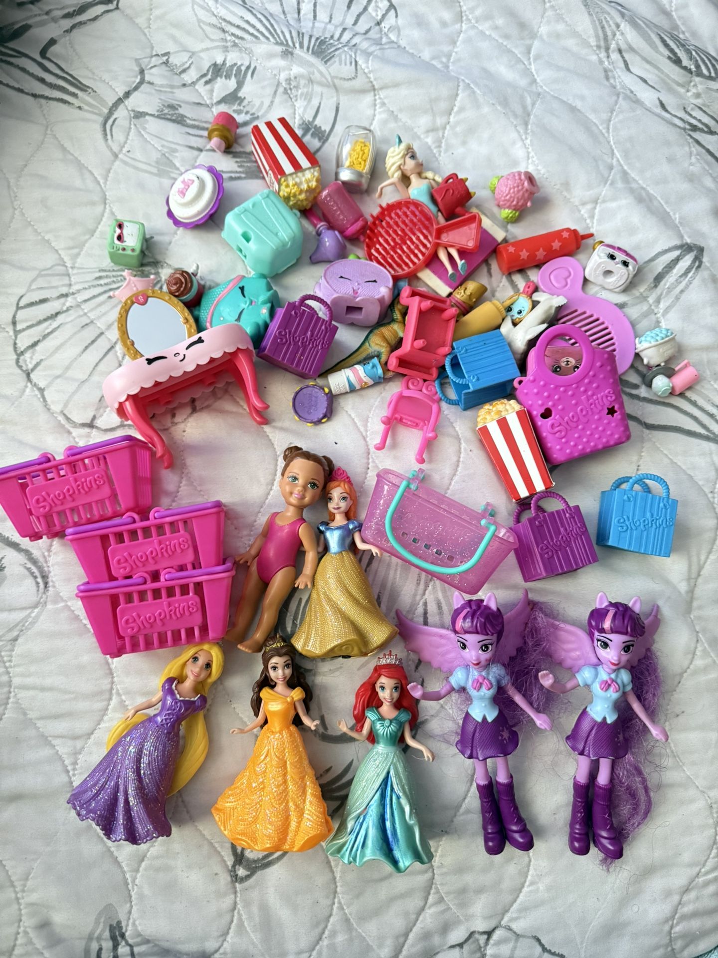 Shopkins And Mini Dolls