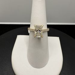 Yellow Gold 2.50 Carat Radiant Diamond Engagement Ring