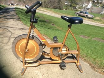 Vintage Schwinn exercise bike. Speedometer needs batteries for