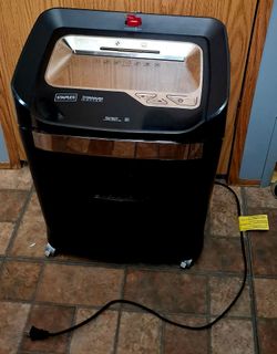 STAPLES TITANIUM HEAVY DUTY PAPER SHREDDER
