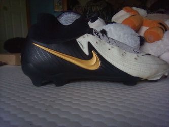 Nike Phantom Luna Men's Soccer Cleats takes bids