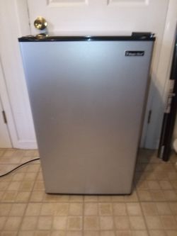 Magic Chef 3.2 Cubic Feet Compact Mini Refrigerator / Freezer