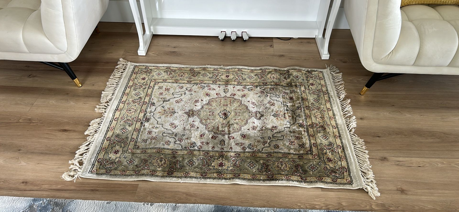 Vintage Oriental Traditional  Rug With Tassels 