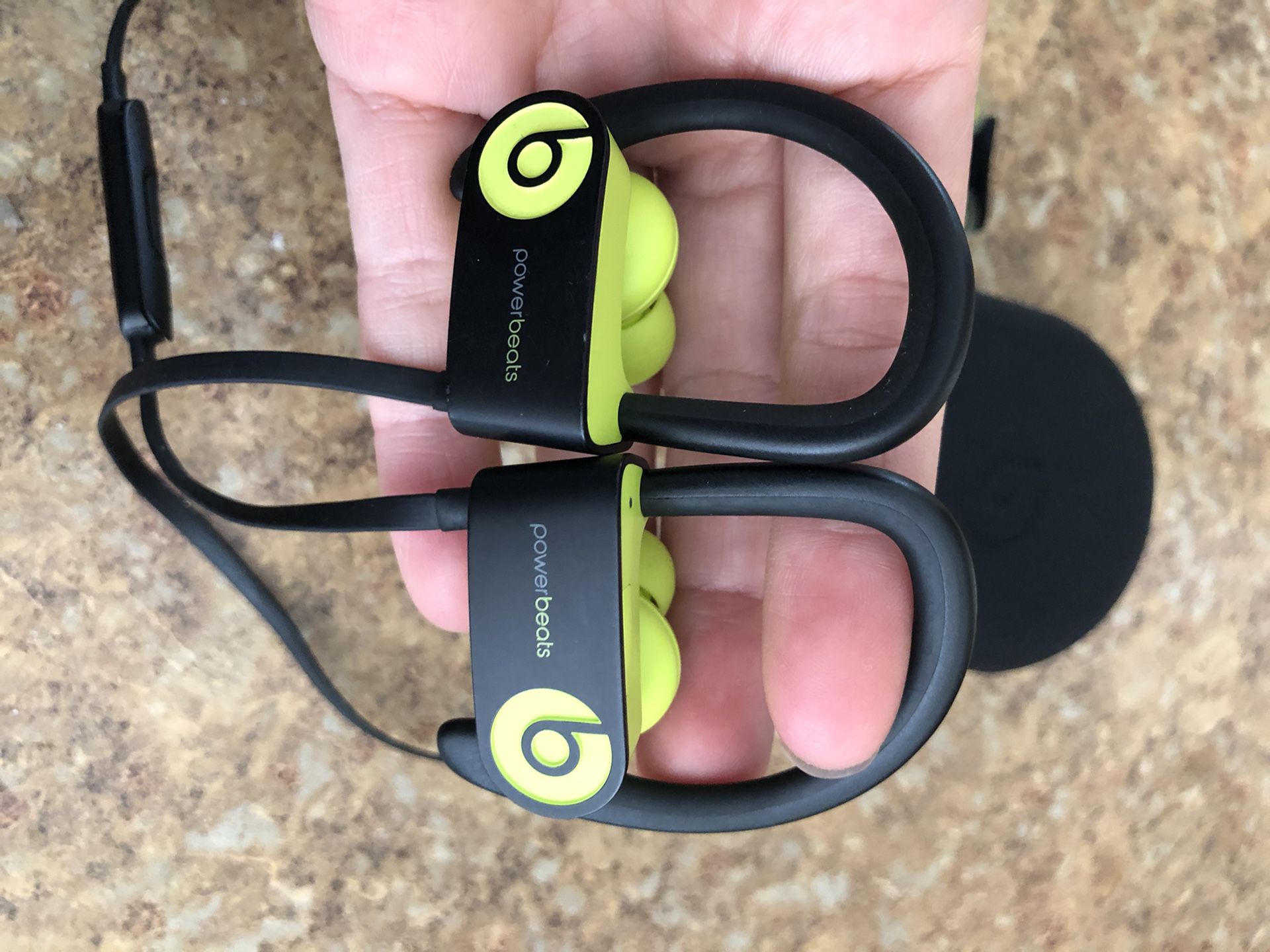 Powerbeats 3 wireless Bluetooth headphones in ear shock yellow works great