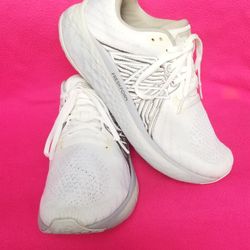New BALANCE UNISEX SHOES WOMEN'S SIZE 9 MEN'S SIZE 7 (They are not weight and are very comfy )