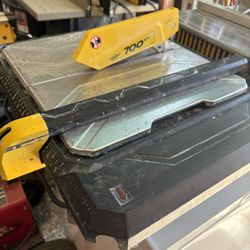 700XT 3/4 HP Wet Tile Saw with 7 in. Blade and Table