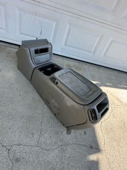 99 - 06 Silverado Tahoe suburban center console