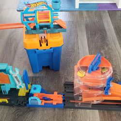Hot wheels tracks and playset accessories extras