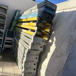 Escaleras, de ocho pies de fibra de vidrio y de aluminio muy baratas