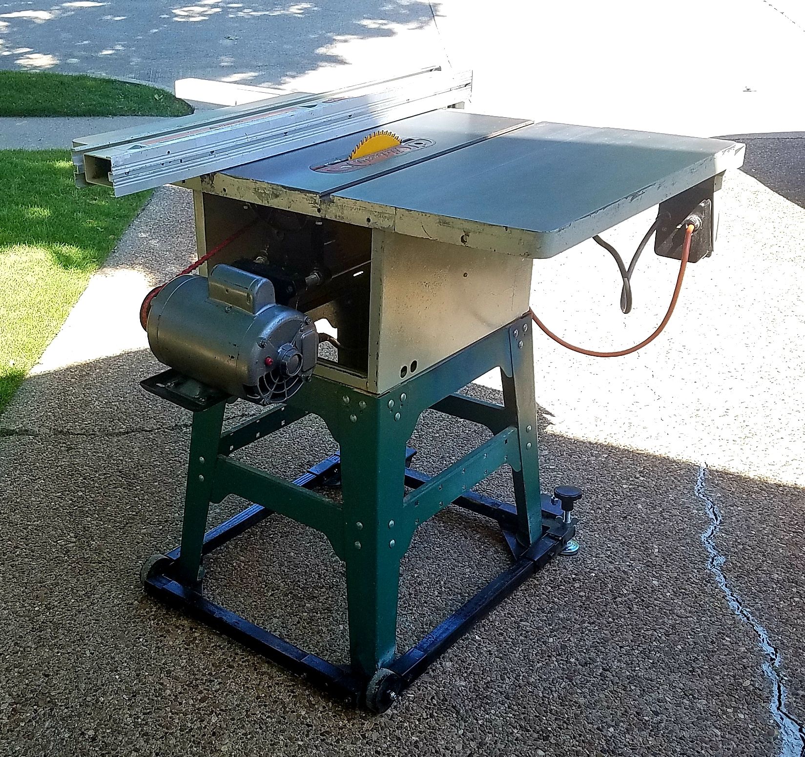 Grizzly 2 HP Heavy Duty 10" Table Saw for Sale in McKinney, TX OfferUp