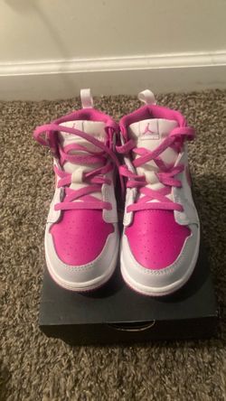 Pink and white Jordan 1’s 10c