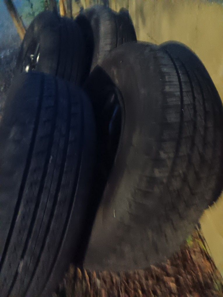 P265/70/R16 Come Off 2001 Nissan Exterior 90 % Tire Threads